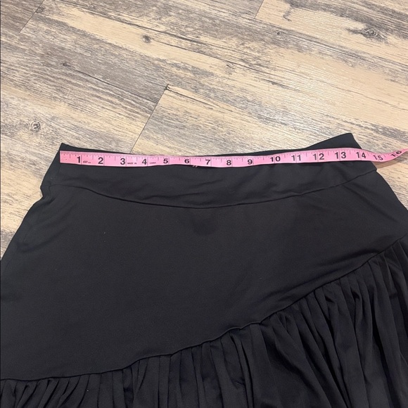 Flowy a symmetrical black skort size medium - Picture 4 of 4